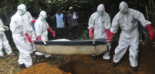 Pohřbívání obětí eboly v Libérii.