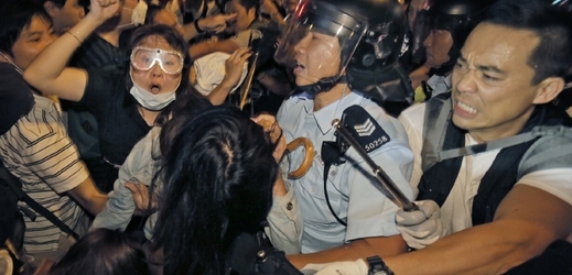Srážky mezi demonstranty a policisty v Hongkongu.