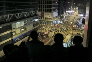 Potyčky s policií ve čtvrti Mong kok.