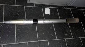 Ruská raketa S5, kterou muž přinesl zabalenou v ručníku.
