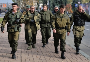 Zacharčenko (uprostřed) mezi svými vojáky.