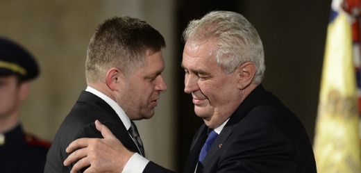 Prezident Miloš Zeman (vpravo) se slovenským premiérem Robertem Ficem.