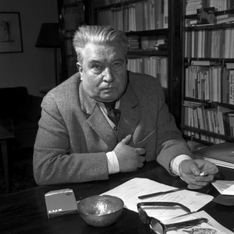 Český básník Jaroslav Seifert v pracovně na archivním snímku z roku 1966.