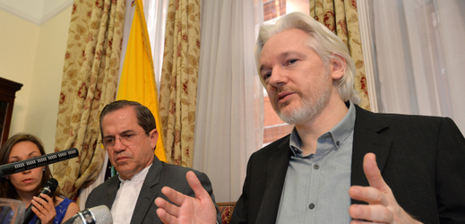Assange na ambasádě s ekvádorským ministrem zahraničí Ricardem Patinem.