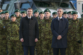 Generální tajemník NATO Jens Stoltenberg s estonským premiérem Taavim Roivasem před nastoupenou jednotkou.