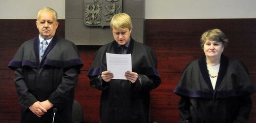 Zleva jsou přísedící Josef Šustek, soudce Jiří Šopek a přísedící Marie Kolářová. Krajniak nebyl u soudu přítomen.