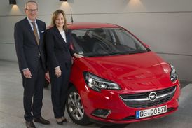 Mary Barraová při návštěvě automobilky Opel.