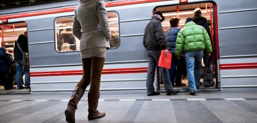 Cena ročního kuponu na metro, tramvaje a autobusy se sníží ze současných 4750 na 3650 korun (ilustrační foto). 