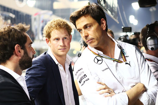 Britský princ Harry byl pozván do boxu Mercedesu.