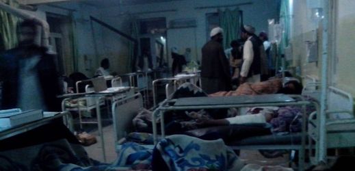 Zranění lidé po útoku sebevraha v nemocnici v Paktice. Východní Afghanistán.