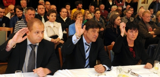 V Duchcově se 6. listopadu konalo ustavující zasedání nově zvoleného zastupitelstva města. V zastupitelstvu usedli také tři zástupci DSSS (zleva) Jindřich Svoboda, Miroslav Toman a Miluše Janoušková.