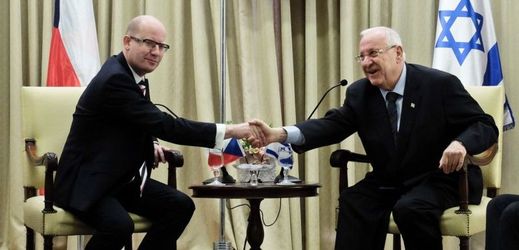 Premiér Bohuslav Sobotka při setkání s izraelským prezidentem Reuvenem Rivlinem.