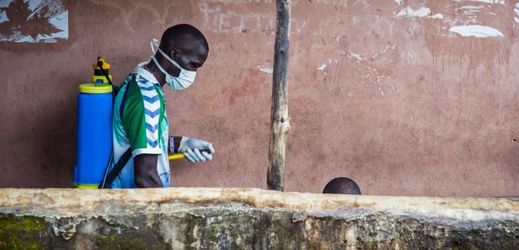 Epidemie eboly v západní Africe neustupuje, naopak se geograficky rozšiřuje.