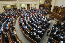 Noví ukrajinští poslanci skládají přísahu.