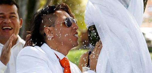 Peruánský aktivista vstoupil do manželského svazku se stromem.