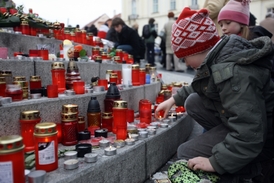 Na odchod Václava Havla lidé spontánně reagovali zapalováním svíček na veřejných místech.