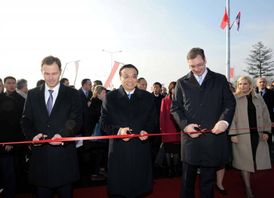 Slavnostní otevření mostu, který postavili Číňané v Srbsku pokazil pamětní kámen.