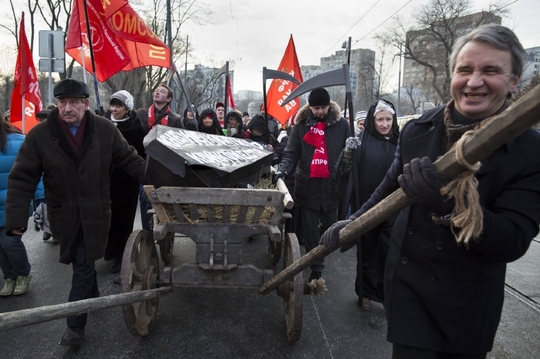 Táhnou rakev. Protest v Moskvě proti špatné situaci v nemocnicích.