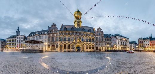 Náměstí Grand-Place s radnicí. Město Mons se nachází ve Valonském regionu.