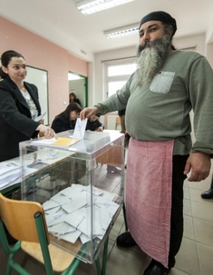 V předčasných parlamentních volbách v Řecku podle prvních odhadů zvítězila levicová opoziční strana SYRIZA.