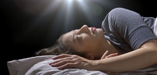 Spánková paralýza bývá často uváděna jako vysvětlení únosů UFO.