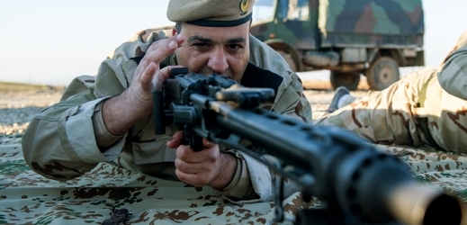 Kurdští pešmergové testují německé zbraně.