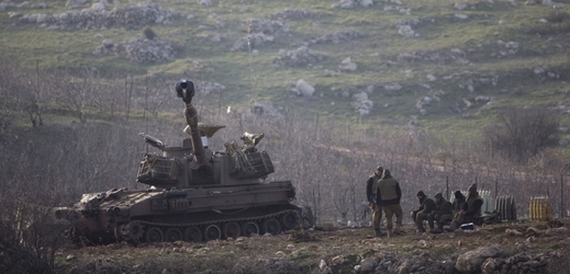 Izraelské houfnice na Golanech u hranice s Libanonem.