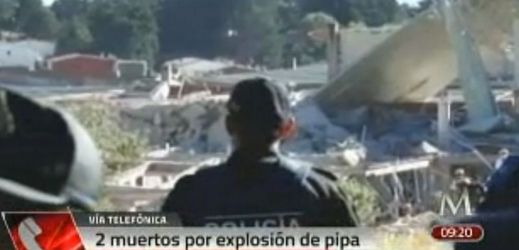 Záběry z Milenio TV. Policista sleduje místo výbuchu.