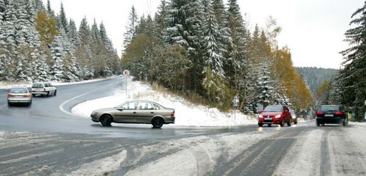Zimní podmínky řidičům nepřejí a mnozí se jim vyhýbají (ilustrační foto).