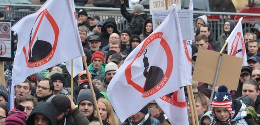Asi pět stovek lidí se sešlo v sobotu v poledne na Staroměstském náměstí v Praze na demonstraci proti islámu v Česku.