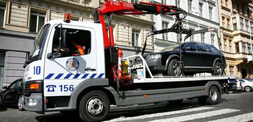 Novela také upravuje práva a povinnosti obcí při odtahování vozidel například při blokovém čištění silnic (ilustrační foto).