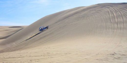 Oblíbenou zábavou jsou zde jízdy v pouštních buggyných či sandboarding.