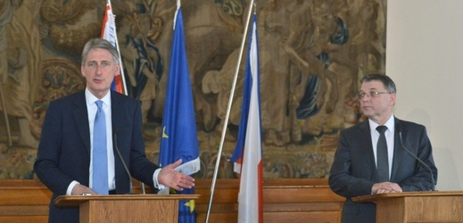 Ministr zahraničních věcí České republiky Lubomír Zaorálek (vpravo) a jeho britský protějšek Philip Hammond (vlevo).