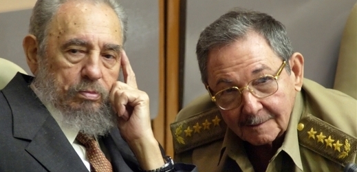 Raúl Castro (vpravo) se svým bratrem Fidelem.