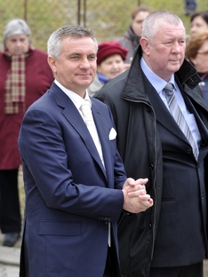 Vratislav Mynář (vlevo) se oženil s moderátorkou Alexandrou Noskovou.