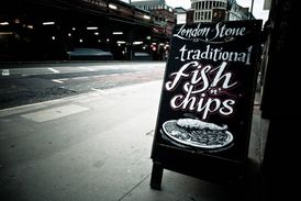 I nejlepší restaurace lákají zákazníky na tradiční "fish and chips".