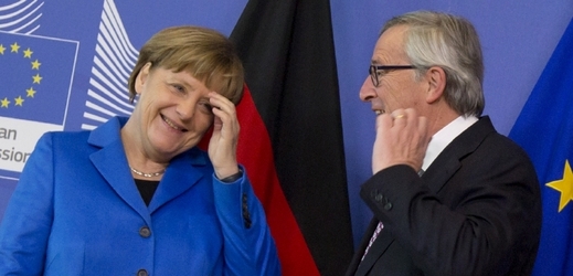 Angela Merkelová s šéfem EK Jeanem-Claudem Junckerem.
