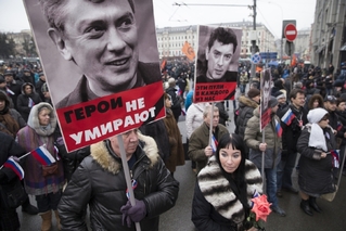Tryzna za Borise Němcova, desítky tisíc lidí v ulicích Moskvy.
