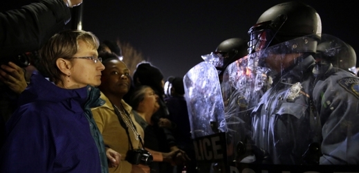 Během demonstrace ve Fergusonu byli postřeleni dva policisté.
