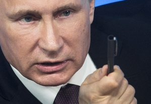Putin se s kyjevskými vládci moc nemazlí.