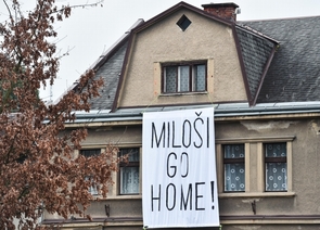 Transparent na domě v Turnově při návštěvě prezidenta.