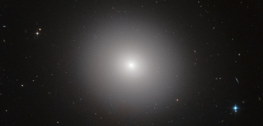 Eliptické galaxie mívají rozplyzlý tvar a nejsou moc pěkné. Na snímku je soustav označovaná jako IC 2006.
