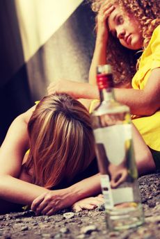 Přibližně 14 tisíc žáků a žákyň jsou každý měsíc opilí.