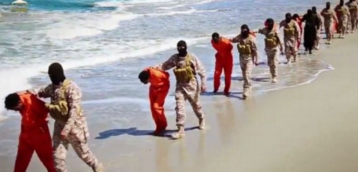 Záběr z videa, na němž členové IS popravují etiopské křesťany.