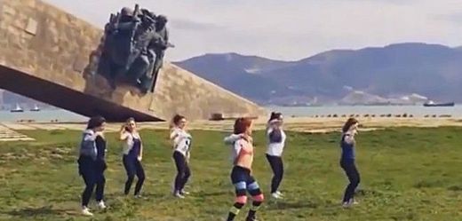 Printscreen z videa, na kterém dívky tancují na pomníku obětem druhé světové války.