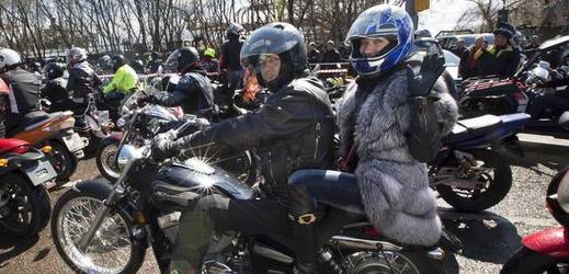 Členové ruského motorkářského klubu Noční vlci podle plánu vyrazili k jízdě na Berlín. Polsko jim ale vstup na své území zakázalo a výhrady mají i některé další země.