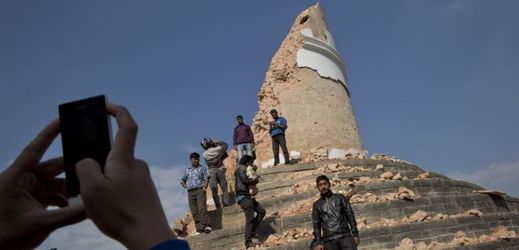 Místní se fotí u zřícené devítipodlažní věže Dharahara, která byla vyhledávanou turistickou atrakcí se svým spirálovým schodištěm s 200 schody.