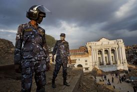 Policisté u zničeného palácového náměstí.