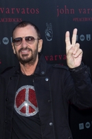 Bubeník Ringo Starr.