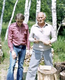 Spisovatel Bohumil Hrabal a režisér Jiří Menzel (vlevo) u Hrabalovy chaty v Kersku, 70. léta.